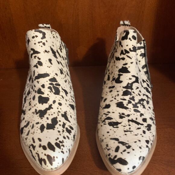 Very Volatile women’s leather Holstein pattern size 8 zipper ankle boots - Picture 4 of 11